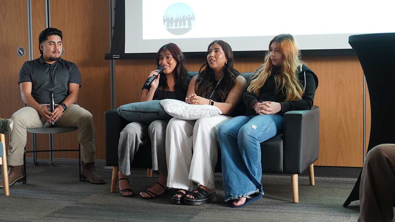 Foto de estudiantes de MESA hablando en el evento de 2025
