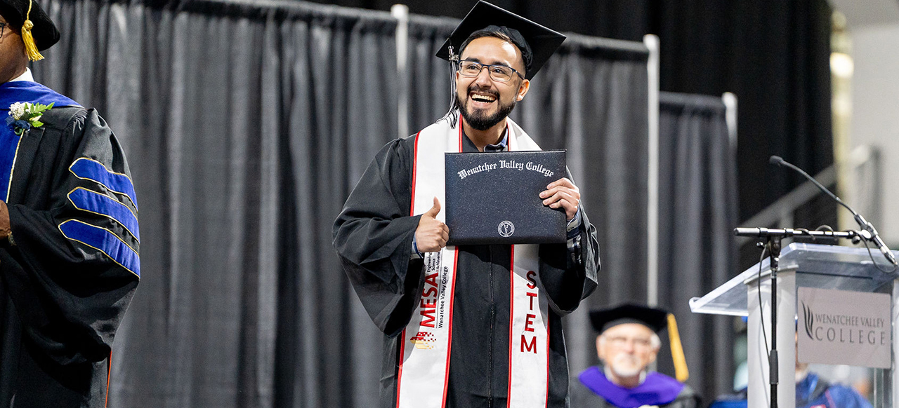 Foto de un estudiante de MESA en la ceremonia de graduación