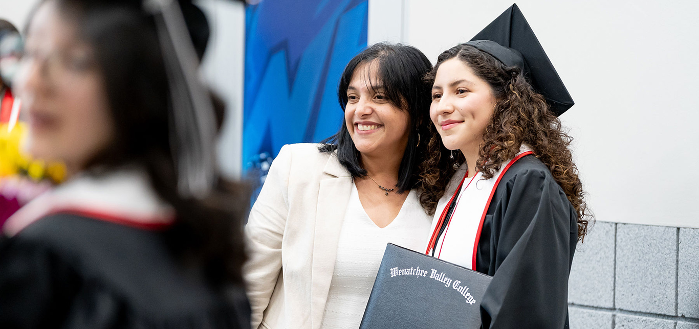 Foto de un graduado de MESA y director del programa