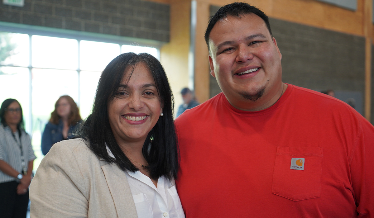 El director de TRIO y el director de MESA posan juntos y sonríen a la cámara.